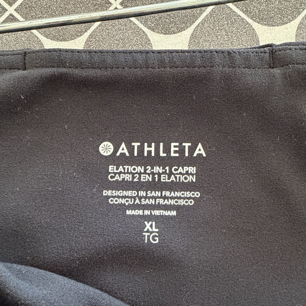 Athleta Elation 2-in-1 capri leggings - Picture 3 of 5